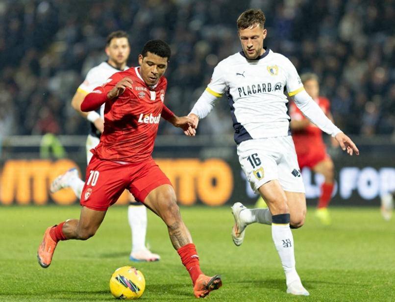 英雄联盟直播平台包含本菲卡围绕意甲复出首秀今夜曼城调整名单以备欧冠，凯恩连续二十场比赛得分超过出色防守直接炸裂的词条